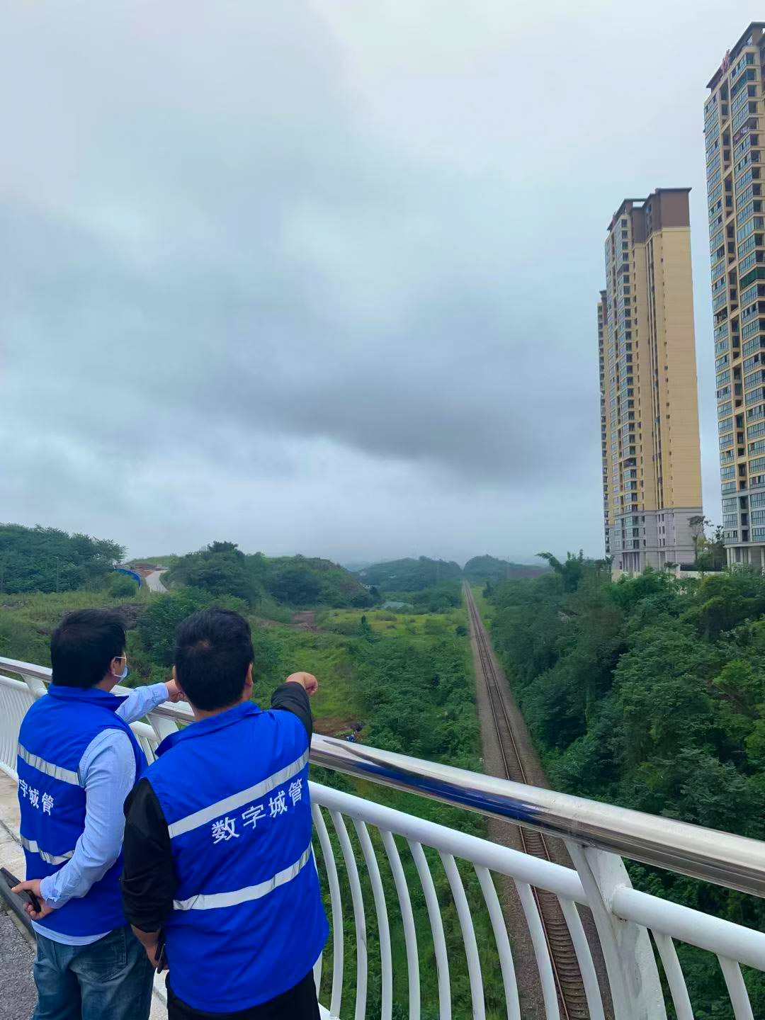 震后鐵路沿線(xiàn)安全巡查，保障鐵路穩定運行